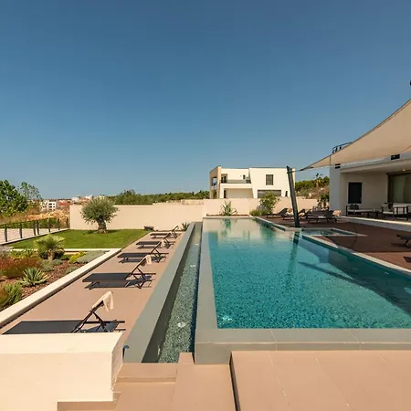 Hera Zadarvillas فيلة *