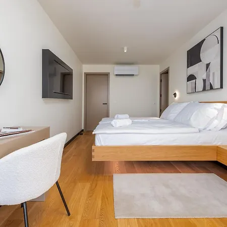 فيلة Hera Zadarvillas *