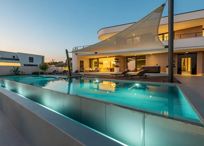 فيلة Hera Zadarvillas